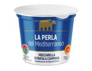 Consigue los auténticos Bocconcini de Mozzarella Fresca de Bufala de "La Perla del Mediterraneo" en tu establecimiento y deleita a tus clientes con el sabor italiano más genuino. Con la certificación DOP, los Bocconcini de Mozzarella de Bufala de "La Perla del Mediterraneo" son elaborados con leche fresca de búfalas de Campania, Italia. ¡Siente la textura suave y cremosa en cada bocado!